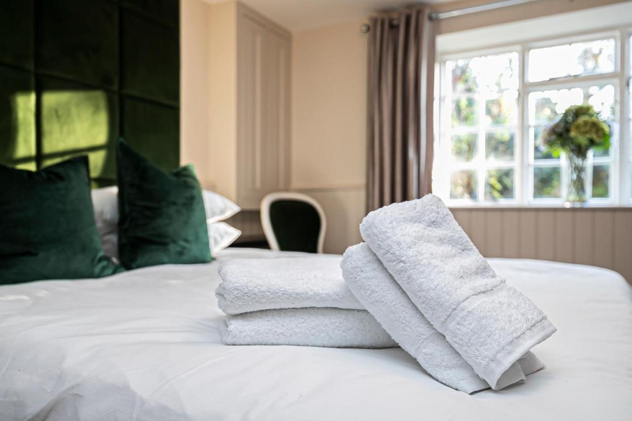 Pages Hotel And Guesthouse Harlow Eksteriør bilde