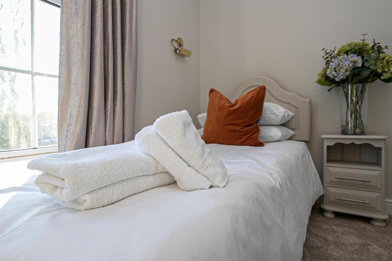 Pages Hotel And Guesthouse Harlow Eksteriør bilde