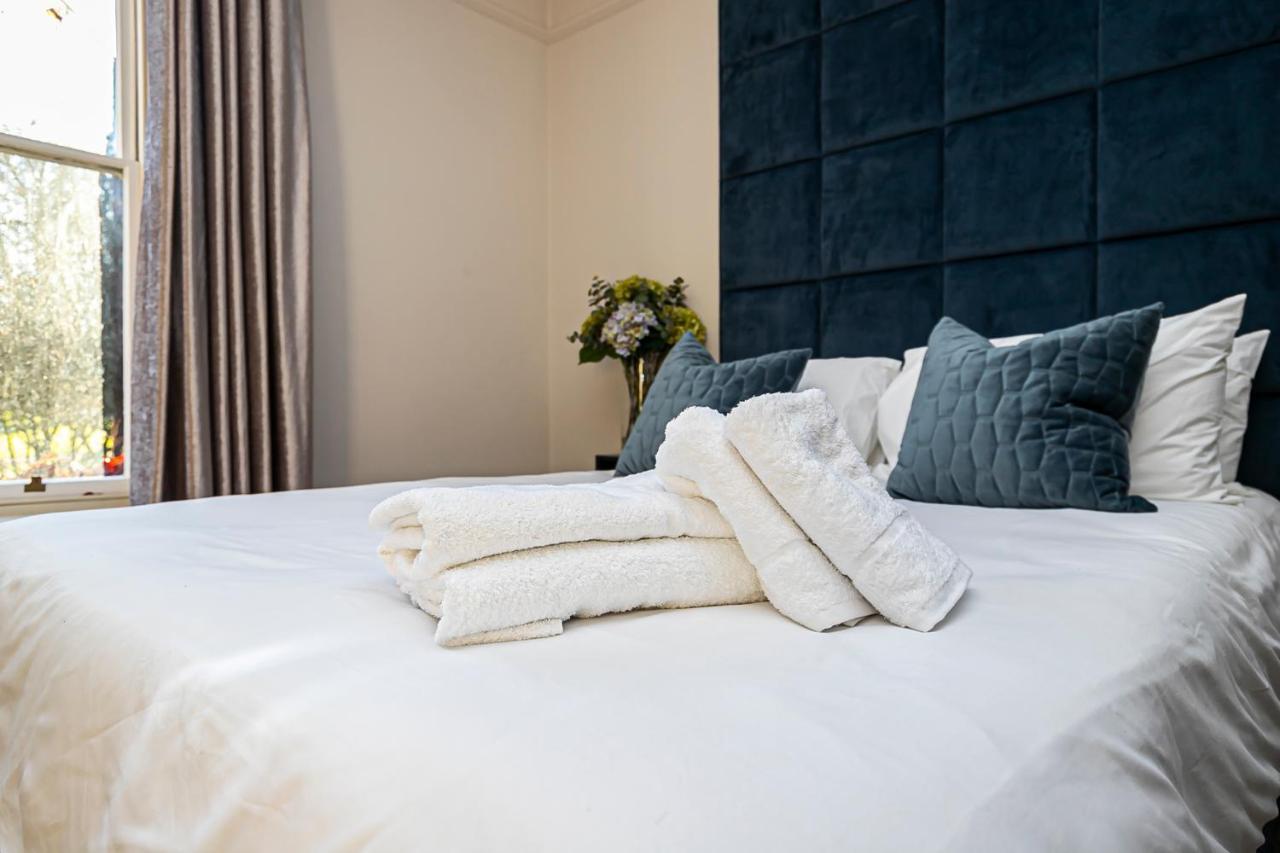 Pages Hotel And Guesthouse Harlow Eksteriør bilde