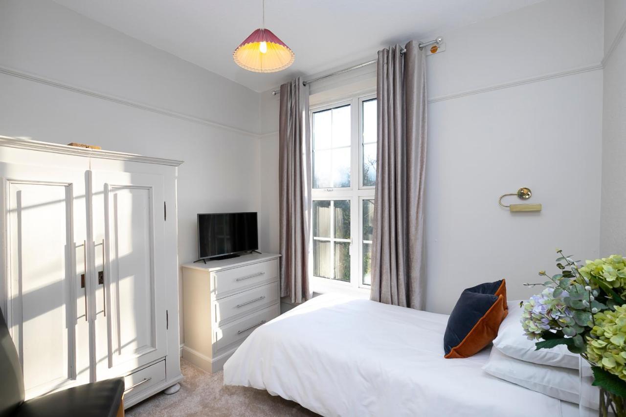 Pages Hotel And Guesthouse Harlow Eksteriør bilde