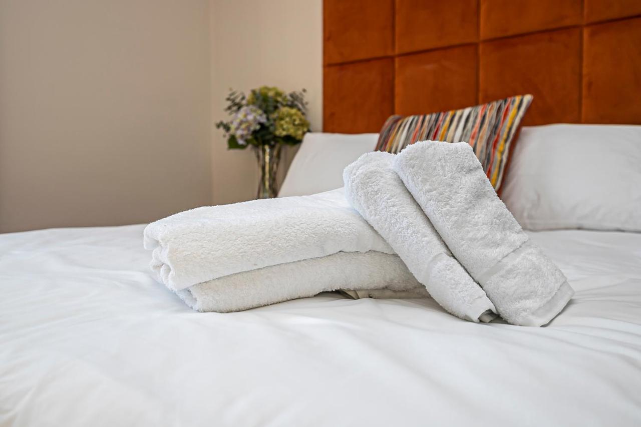 Pages Hotel And Guesthouse Harlow Eksteriør bilde